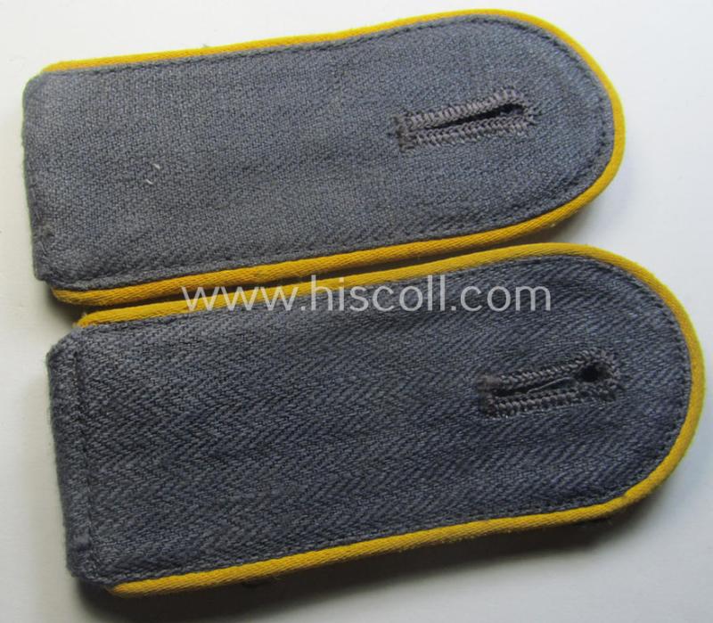 Pair of WH (Luftwaffe) shoulderstraps as was executed in typical 'HBT'-type cloth and piped in the bright-yellow-coloured branchcolour as was intended for a: 'Soldat der Flieger- o. Fallschirmjäger-Trpn.'