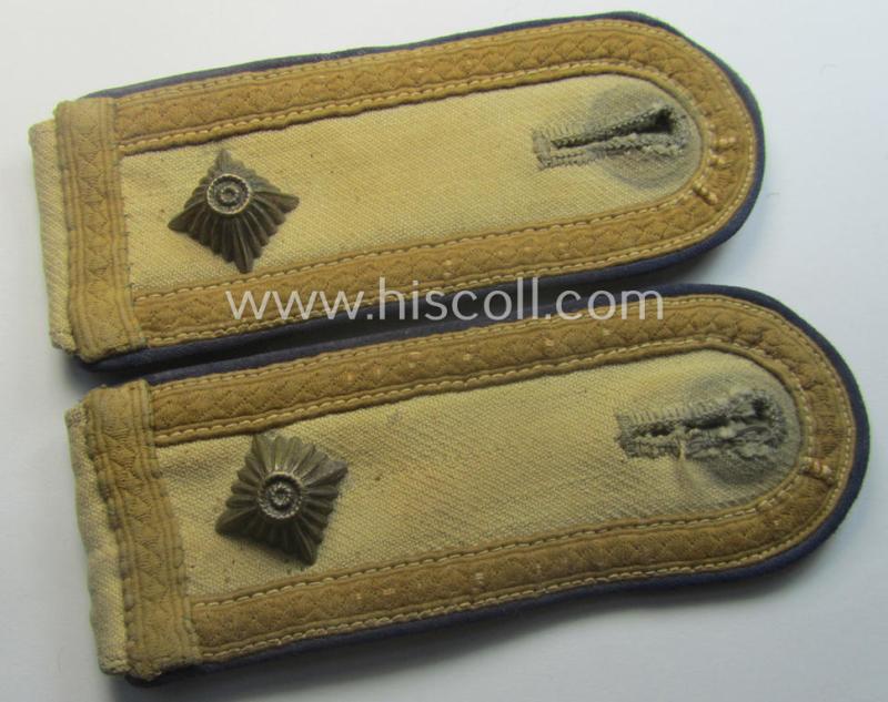Pair of WH (Heeres) NCO-type, 'tropical'-pattern shoulderstraps as was intended for - and most certainly worn by! - a: 'Feldwebel der Heeres-Sanitäts-Trpn.'