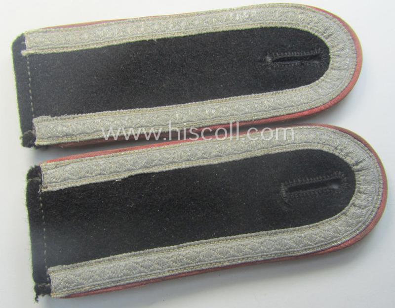 Pair of WH (Heeres) NCO-type shoulderstraps (as was specifically intended to be used on the black-coloured, 'wrap-around'-styled Panzer-tunics) as intended for an: 'Uffz. der Panzer-Trpn.'