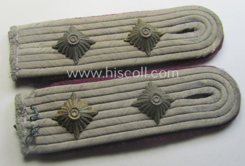 Pair of WH (Heeres) officers'-type shoulderboards as piped in the darker-purple-red- (ie. 'bordeaux-roter'-) coloured branchcolour as was intended for a: 'Hauptmann der Nebelwerfer-Trpn.'