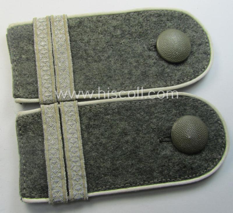 Hardly worn - fully matching and scarcely encountered! - pair of WH (Heeres) later-war period- (ie. 'simplified'- ie. 'M44- o. M45'-pattern) EM-type shoulderstraps as intended for a: 'Soldat u. Offiz.-Anwärter der Infanterie-Trpn.'