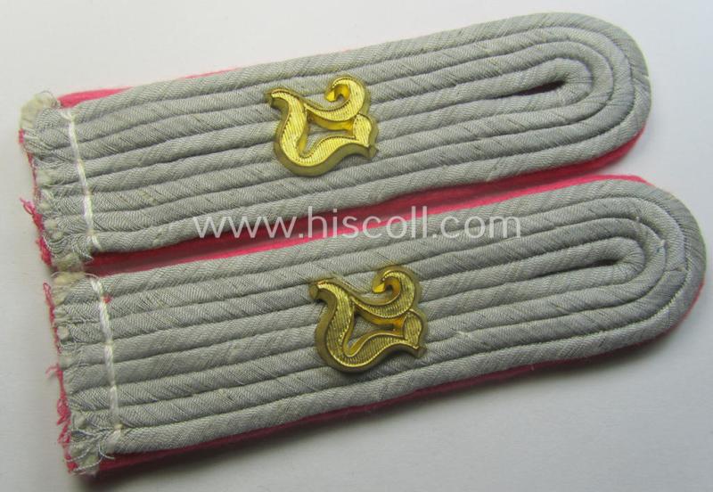 Superb - fully matching and very rarely found! - pair of WH (Heeres) neatly 'cyphered', officers'-type shoulderboards as was specifically intended for a: 'Leutnant und Mitglied einer Kraftfahr-Kampftruppen-Versuchsabts.'