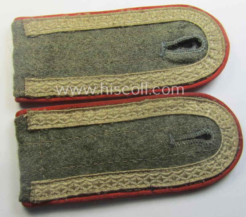 Typical later-war-period - and fully matching! - pair of so-called: 'M44'-pattern, simplified WH (Heeres) NCO-type shoulderstraps: 'Unteroffizier eines (Sturm)Artillerie-Rgts. o. Abtlgs.'