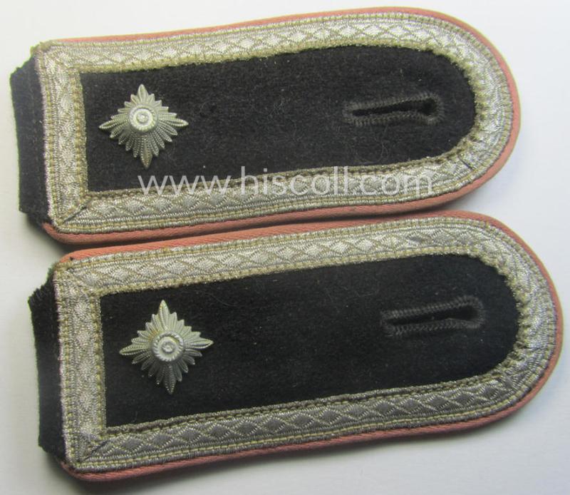 Very desirable pair of Waffen-SS (ie. 'SS-Panzer') NCO-type shoulderstraps (as was amongst others used on the black-coloured 'wrap-around'-tunics) as was intended for usage by an: 'Oberscharführer der SS-Panzer-Trpn.'