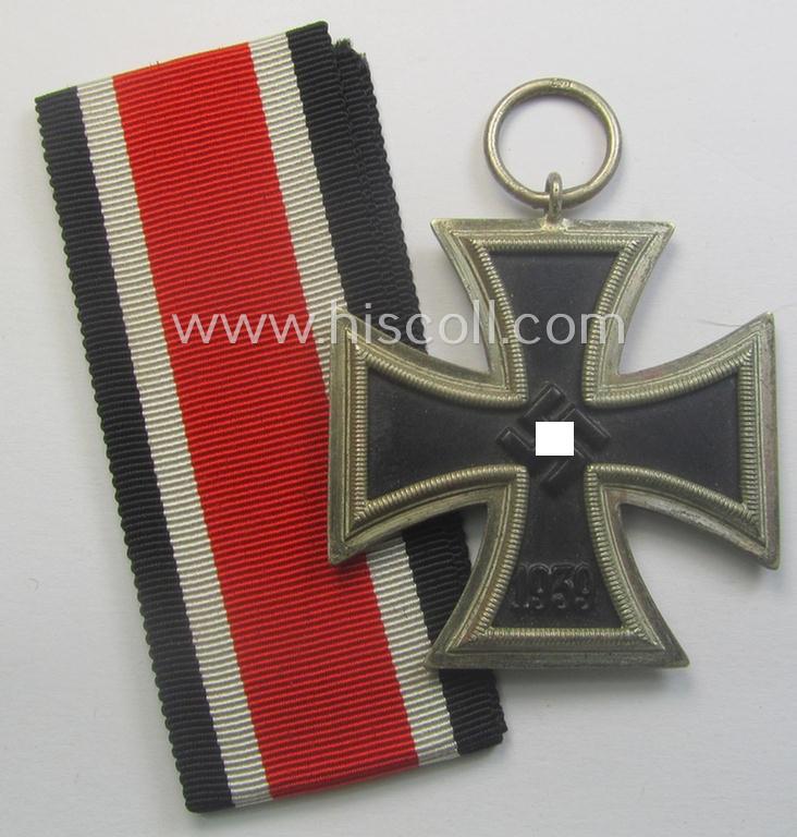 'Eisernes Kreuz II. Klasse' being a maker- (ie. '40'-) marked example that comes together with its non-confectioned ribbon (ie. 'Bandabschnitt') by the maker (ie. 'Hersteller'): 'Berg & Nolte'