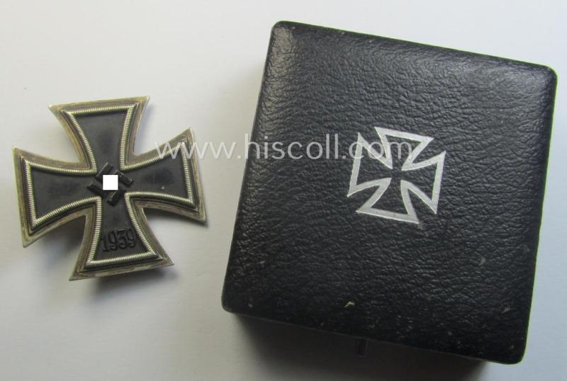 'Eisernes Kreuz 1. Klasse' (or: Iron Cross 1st class) being a (typical) non-marker-marked example by the maker: 'B.H. Mayer's Kunstprägeanstalt' and that comes in its original etui as issued- and /or moderately used