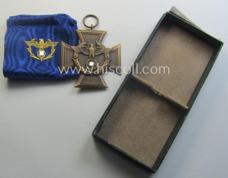 'Zollgrenzschütz-Ehrenzeichen' (or: customs loyal-service medal) that comes together with its full-length ribbon (ie. 'Bandabschnitt') and that comes stored in its (incomplete) etui