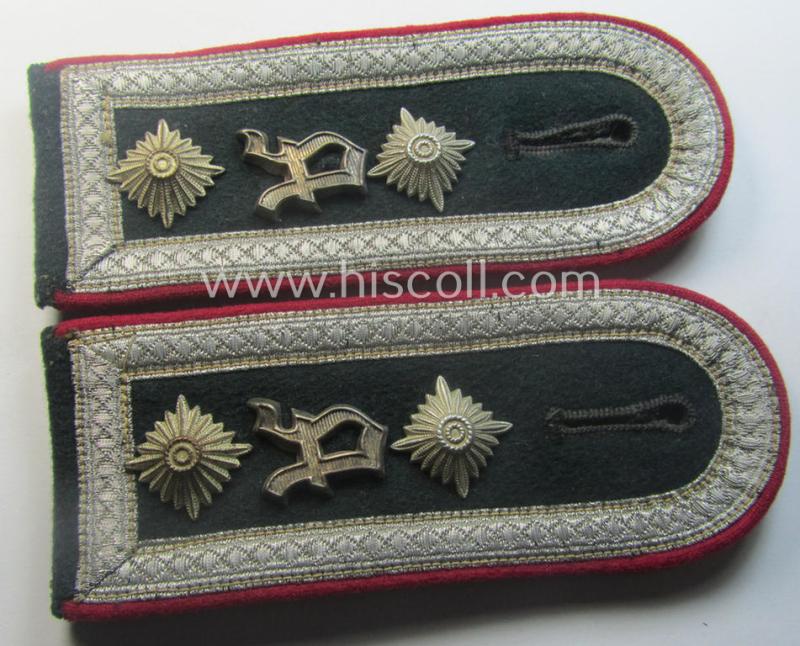 Pair of WH (Heeres), 'cyphered', so-called: 'M36 o. M40'-NCO-type shoulderstraps as was intended for usage by an: 'Oberfeldwebel einer Veterinär-Abteilung und Mitglied einer Ärtzlichen Akademie des Heeres'