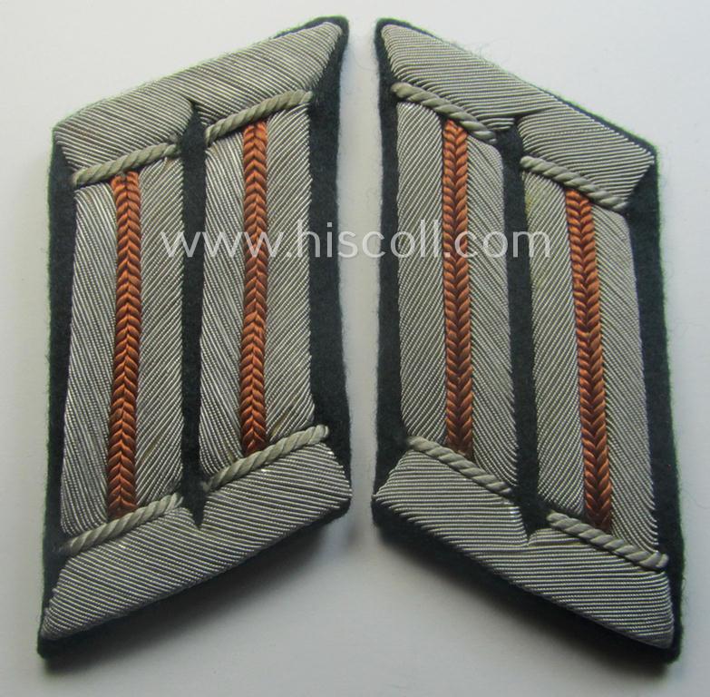 Pair of - neatly hand-embroidered and truly very rarely seen! - WH (Heeres) officers'-type collar-tabs: 'Offizier der Kradschützenbtle. der Pz.Div. u. Inf.Div. (mot)'