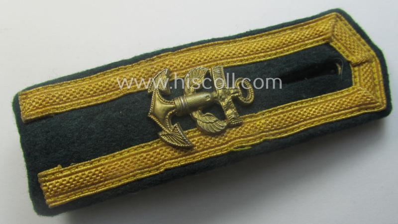 Single, (I deem) early-war-period so-called: 'M40'-pattern, WH (Kriegsmarine) tailor-made, NCO-type shoulderstrap as was intended for usage by an: 'Unteroffizier eines Küsten-Artillerie-Abtgs.'