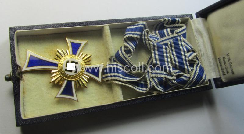 'Ehrenkreuz der deutschen Mutter - erste Stufe' (or mothers'-cross in gold) that comes stored in its original and/or neatly maker- (ie. 'Wilh. Deumer - Kom.Ges. - Lüdenscheid'-) marked etui as issued and/or recently found