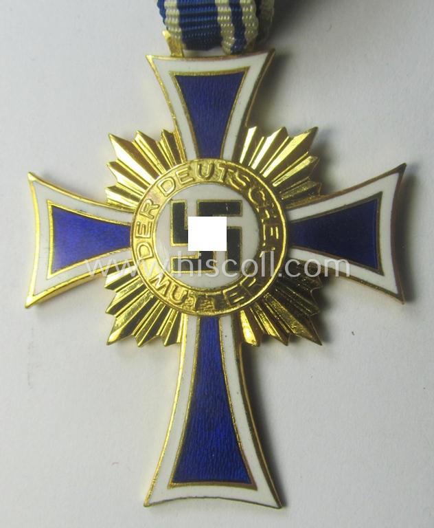 'Ehrenkreuz der deutschen Mutter - erste Stufe' (or mothers'-cross in gold) that comes stored in its original and/or neatly maker- (ie. 'Wilh. Deumer - Kom.Ges. - Lüdenscheid'-) marked etui as issued and/or recently found