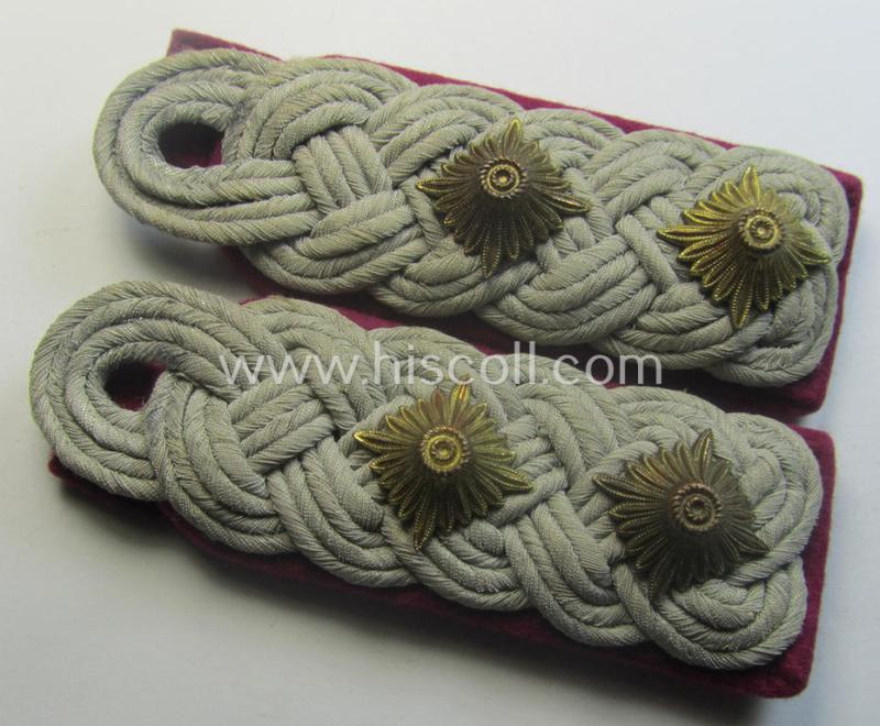 Pair of WH (Heeres) officers'-pattern shoulderboards as piped in the neat darker-purple-red- (ie. 'bordeaux-roter'-) coloured branchcolour: 'Oberst u. Mitglied der (Nebel)Werfer-Trpn.'