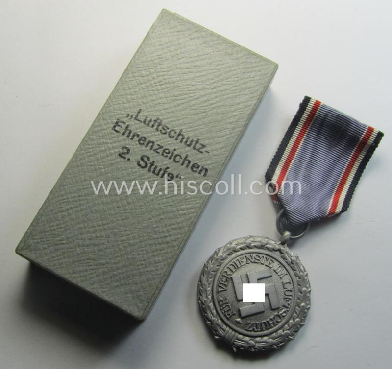 'Stonemint', light-weight (ie. typical aluminium-based) medal as was intended for air-raid wardens 2nd. class (or: 'Luftschutz-Ehrenzeichen 2. Stufe') that comes stored in its period, dove-grey-coloured etui
