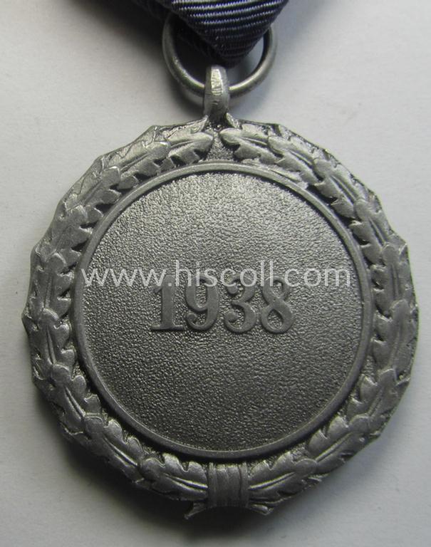 'Stonemint', light-weight (ie. typical aluminium-based) medal as was intended for air-raid wardens 2nd. class (or: 'Luftschutz-Ehrenzeichen 2. Stufe') that comes stored in its period, dove-grey-coloured etui