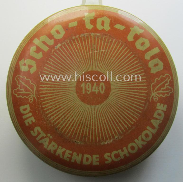 WH chocolate ration-tin of the make: 'Scho-ka-kola - Wehrmachts-Packung', dated: '1940' that comes in an overall nice, albeit clearly used- (ie. empty) condition