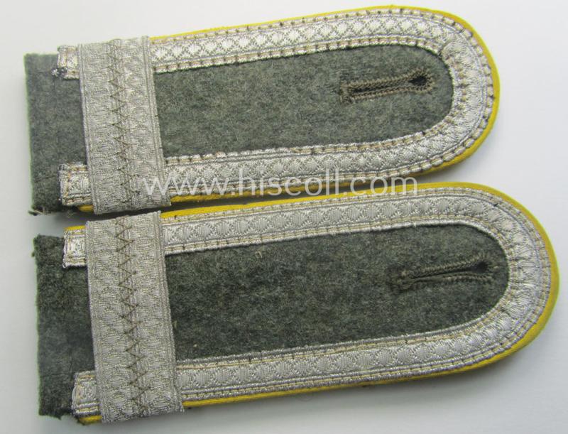 Pair of WH (Heeres) NCO-type (ie. 'M40- o. M43'-pattern) shoulderstraps as was intended for usage by an: 'Unterfeldwebel u. Offiziers-Anwärter eines Nachrichten-Abtlgs. o. Rgts.'