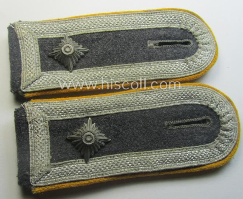 Pair of WH (Luftwaffe) NCO-type shoulderstraps: 'Feldwebel der Flg. o. FJ-Trpn.'