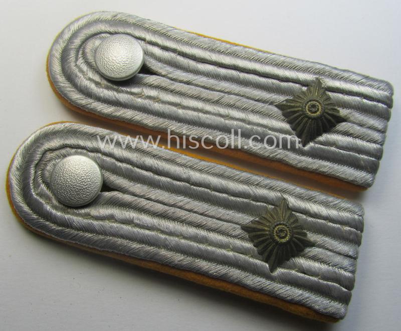Pair of WH (Luftwaffe) officers'-type shoulderboards as piped in the golden-yellow-coloured brancolour as was intended for usage by an: 'Oberleutnant der Flieger- o. Fallschirmjäger-Trpn.'