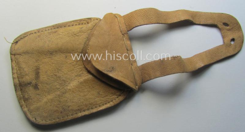 Natural-coloured- and/or genuine leather-based etui (ie. 'Tragetasche') as was intended to store an ID-disc (ie. 'Tragetasche für Erkennungsmarke')