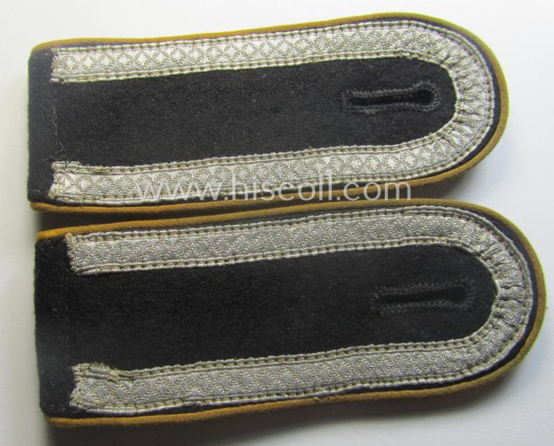 Pair of WH (Heeres) NCO-type shoulderstraps (as was specifically intended to be used on the black-coloured, 'wrap-around'-styled Panzer-tunics) as intended for an: 'Uffz. einer Kav.- o. Aufkl.-Schützen-Rgts.'