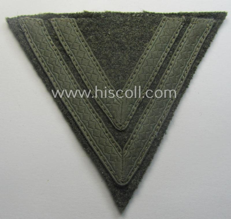 WH (Heeres) 'Armwinkel' (or: arm-chevron) as executed on typical field-grey-coloured wool as was specifically intended for usage by a soldier with the rank of: 'Obergefreiter'