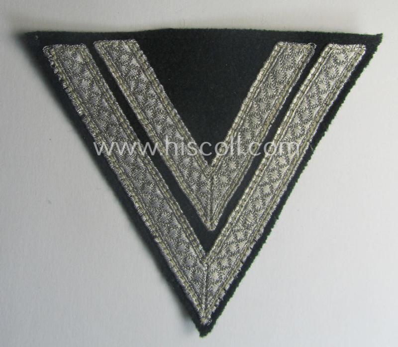 WH (Heeres) 'Armwinkel' (or: arm-chevron) as executed on typical darker-green-coloured wool as was specifically intended for usage by a soldier with the rank of: 'Obergefreiter'