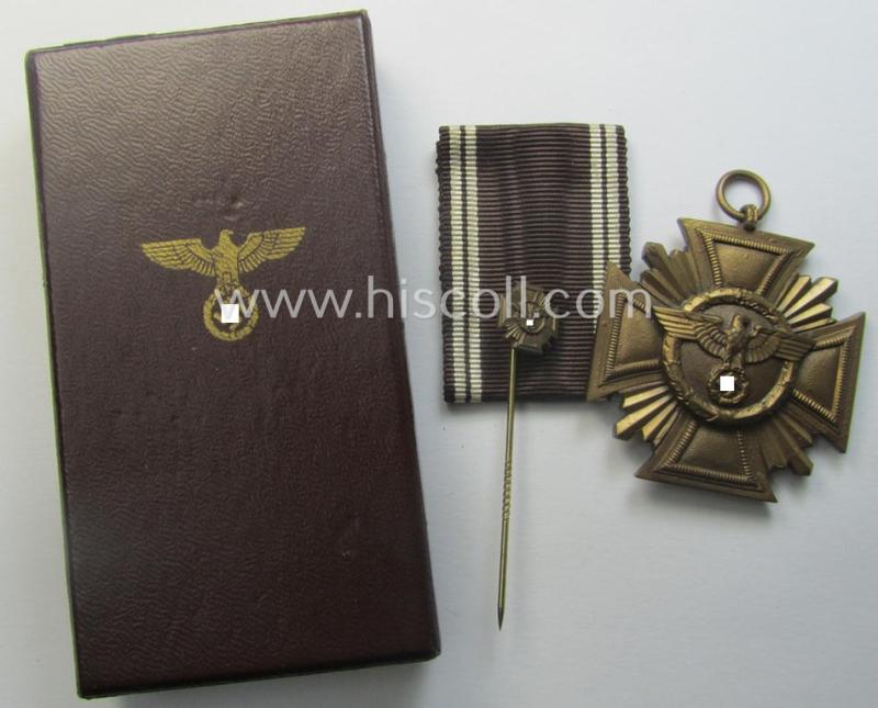 'N.S.D.A.P. D.A. in Bronze' (ie. '3. Stufe für 10 Jahre t. D.') being a non-maker-marked example that comes stored with its accompanying miniature(!) in its typical two-pieced 'RzM M1/52'-marked etui