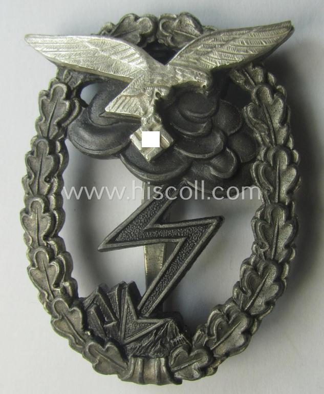 Very nicely preserved - and truly luxuriously-styled! - WH (LW) 'Erdkampfabzeichen' being a: 'Metall u. Kunststoff'- (ie. 'M.K. 5'-) marked example