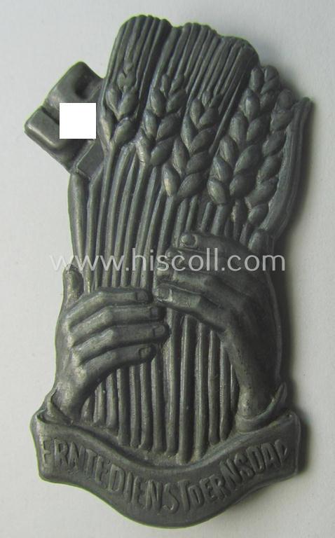 Commemorative, tarnished-silver-coloured- and/or tin-based, N.S.D.A.P.-related 'tinnie' being a non-maker-marked example depicting two hands holding some corn-plants, swastika and text that reads: 'Erntedienst der NSDAP'