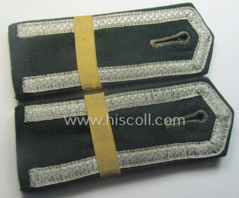 Interesting - and unusually seen! - pair of WH (Heeres) NCO-type shoulderstraps: 'Uffz. eines Infanterie-Rgts.' that comes with a period-attached pair of bright-yellow-coloured so-called: Batt.-designator 'Laschen'