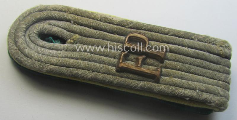 Single - albeit neatly 'cyphered'! - officers'-pattern shoulderboard as was specifically intended for usage by a WH (Heeres) 'Feldpostinspektor' (being of a rank comparable with a: 'Leutnant'-rank)