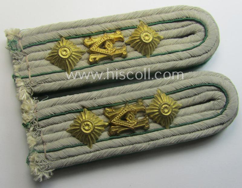 Attractive - and fully matching! - pair of neatly 'cyphered', administrative-officers'-pattern shoulderboards as was specifically intended for usage by a WH (Heeres) 'Hauptmann des gehobener Dienstes'