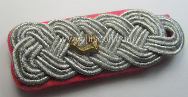 Single, WH (Heeres) 'cyphered' officers'-type shoulderboard as were intended for usage by a: 'Major eines Panzer-Instandsetzungs-Abtlgs.'