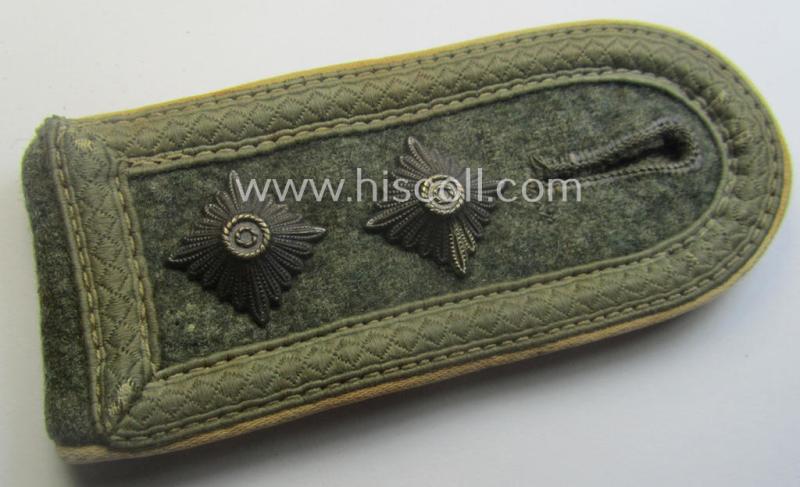 Single, WH (Heeres) NCO-type (ie. 'M40'- ie. 'M43'-pattern) shoulderstrap having the white-coloured branchcolour as was intended for - and clearly worn by! - a: 'Oberfeldwebel der Infanterie-Trpn.'