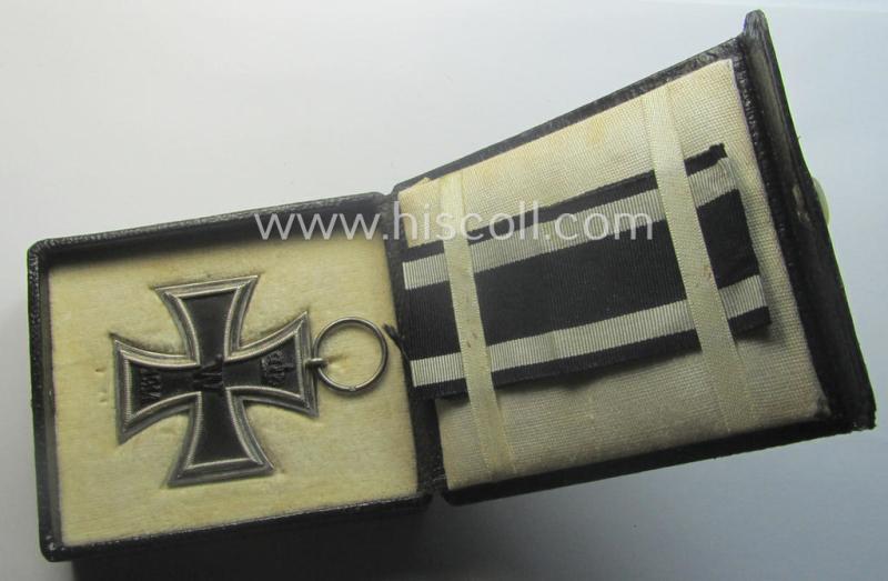 Attractive - and quite unusual! - WWI-period: 'Eisernes Kreuz II. Klasse' (or: iron cross second class) being a maker- (ie. 'O'-) marked example that comes stored in its luxuriously-styled, black-coloured etui as issued and/or found