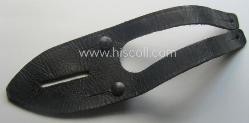 'Standard-issue'-pattern, WH binoculars (ie. 'Dienstglas 6 x 30 o. 10 x 50') so-called: 'anti-movement flap' (or: 'Tragelasche für Dienstgläser') as was executed in black-coloured leather