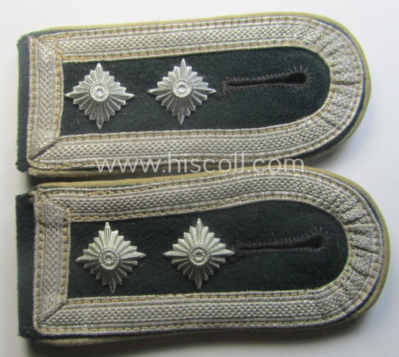 Pair of WH (Heeres) so-called: 'M40'-pattern NCO-type shoulderstraps: 'Oberfwbl. der Infanterie-Trpn.'