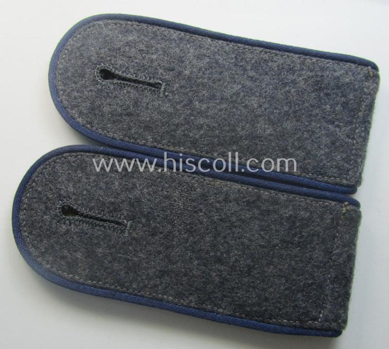 Pair of WH (Luftwaffe) enlisted-mens'-type shoulderstraps as piped in the darker-blue-coloured branchcolour as was specifically intended for a: 'Soldat der Sanitäts-Trpn.'