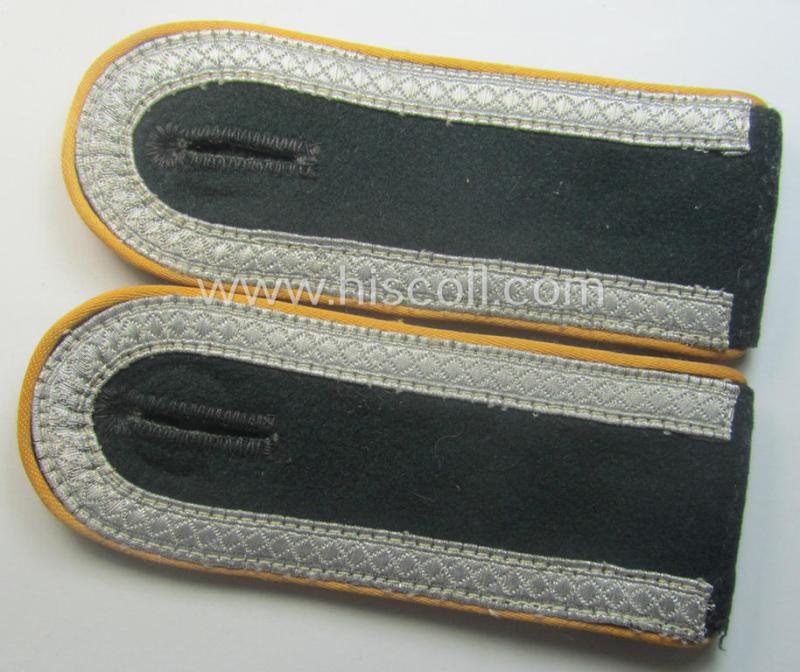 Pair of WH (Heeres) NCO-type shoulderstraps: 'Unteroffizier einer Kavallerie- o. Aufklärungs-Abtlgs.'