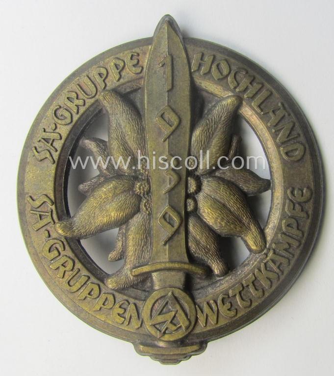 Commemorative, copper-toned- and zinc-based, SA-related 'tinnie', being a maker- (ie. 'Klotz u. Kienast'-) marked example depicting an 'Edelweiss'-flower, sword and SA-logo surrounded by the text: 'SA-Gruppe Hochland - SA-Gruppenwettkämpfe 1939'
