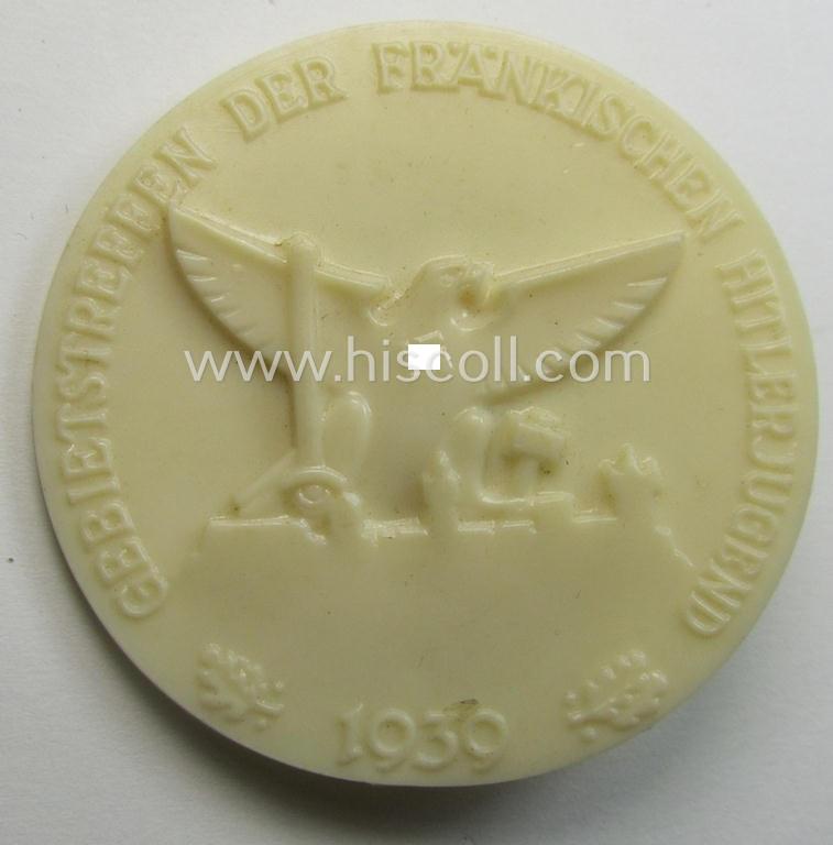Commemorative, beige-white-coloured 'HJ'- (ie. 'Hitlerjugend'-) related 'tinnie' being a maker- (ie. 'R. Sieper & Söhne'-) marked example depicting a: 'HJ'-eagle-device surrounded by the text: 'Gebietstreffen der Fränkischen HJ - 1939'