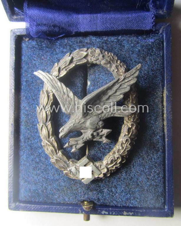 WH (LW) 'Fliegerschützen-Abzeichen mit Blitzbündel' being a maker- (ie. 'Wilh. Deumer'-) marked- and/or: typical zinc- (ie. 'Feinzink'-) based example as was produced by the: 'Wilh. Deumer'-company that comes stored in its period etui