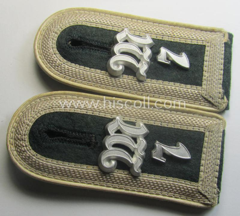 Pair of neatly 'cyphered', so-called: 'M40'-pattern', WH (Heeres) NCO-type shoulderstraps as was specifically intended for an: 'Unterfeldwebel des Maschinengewehr-Abtgs. 7'