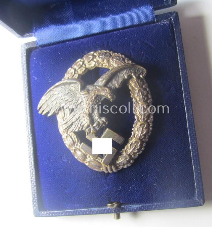 WH (LW) 'Flugzeug-Beobachter-Abzeichen' (ie. observers'-war-badge) being a (typical) non-maker-marked and/or: 'Buntmetall'- (ie. 'Tombak'-) based example by the: 'Assmann & Söhne'-company that comes stored in its period etui