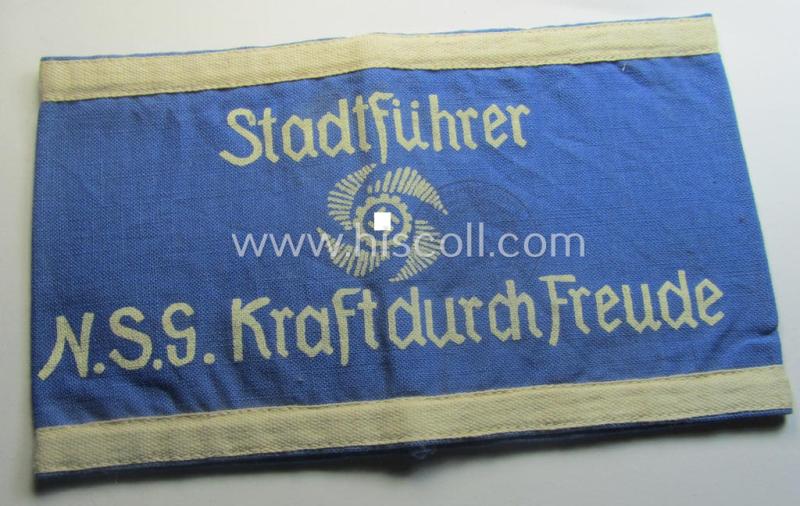 Unusually seen, linnen-based- and/or light-blue-coloured, DAF- (ie. KDF-) related armband (ie. 'Armbinde') showing white-linnen-toned borders and depicting the typical 'KDF'-logo and text: 'Stadtführer - N.S.G. Kraft durch Freude'