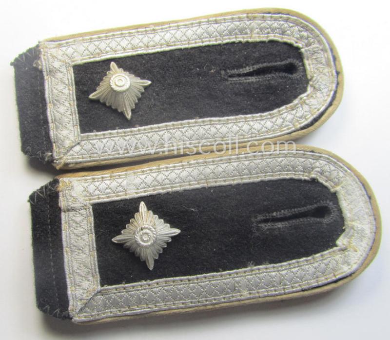 Superb pair of Waffen-SS NCO-type shoulderstraps as piped in the white-coloured branchcolour as was intended for usage by an: 'SS-Oberscharführer' who served within the: 'Waffen-SS Infanterie-Trpn.'