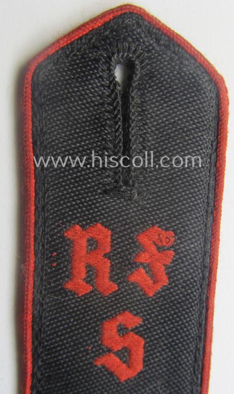 Superb - single but nevertheless rarely found! - bright-red-piped and neatly 'cyphered': 'Allgemeine' HJ ('Hitlerjugend') shoulderstrap as was intended for - and worn by! - a: 'Hitlerjunge' serving within the: 'RFS' (or: 'Reichsfinanzschule')