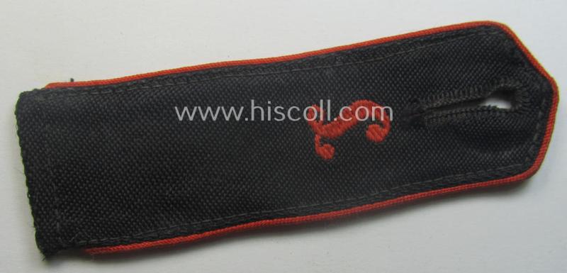 Superb - single but nevertheless rarely found! - bright-red-piped and neatly 'cyphered': 'Allgemeine' HJ ('Hitlerjugend') shoulderstrap as was intended for - and worn by! - a: 'Hitlerjunge' serving within the: 'Leibstandarte München'