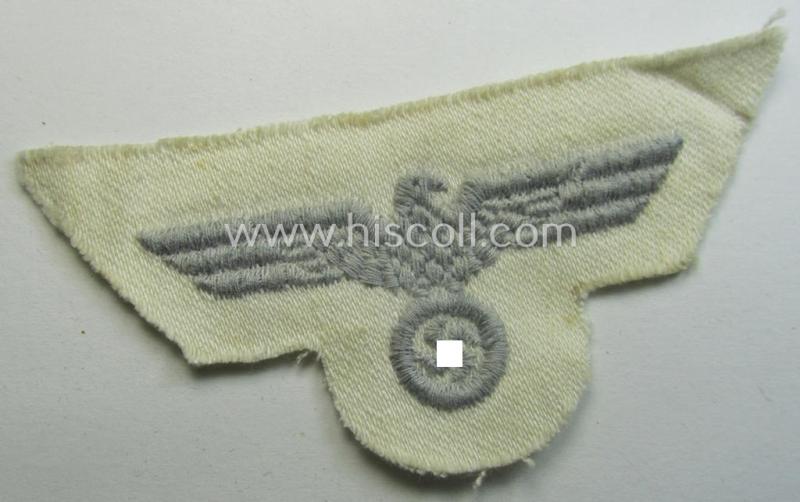 'Variant'-pattern, WH (Kriegsmarine) related side-cap-eagle (ie. 'Schiffchenadler für Mannschaften u. Uffz. der Kriegsmarine') being a neatly machine-embroidered example onto a white-coloured background